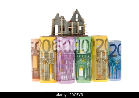 Eine Menge von Euro Banknoten mit Shell-Haus, Viele Euro-Geldscheine Mit Rohbau Haus Stockfoto