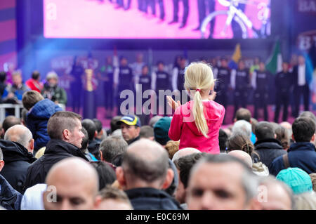 Belfast, Northern Irealand, 8. Mai 2014 - ein junges Mädchen erfolgt auf ihrer Eltern Schultern unter einer Menge bei einer öffentlichen Veranstaltung Credit: Stephen Barnes/Alamy Live News Stockfoto