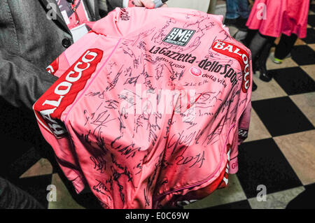 Belfast, Northern Irealand, 8. Mai 2014 - A Maglia Rosa (Rosa Trikot) wird durch die Fahrer des Giro d ' Italia in der Belfast City Hall unterzeichnet. Bildnachweis: Stephen Barnes/Alamy Live-Nachrichten Stockfoto