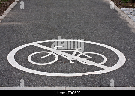 weißen gemalten Schild keine Fahrrad-Linie auf Asphaltdecke Stockfoto