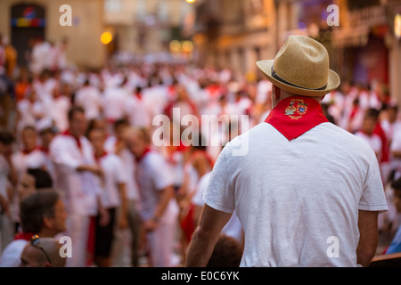 Mann Uhren San Fermin laufen der Stiere - Pamplona Stockfoto