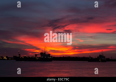 Tempel in Samut Prakan mit Anzahl der Handelsmarine Schiffe Stockfoto