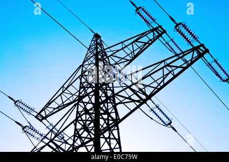 Der Masten einer Versorgungsleitung vor blauem Himmel. Hochspannungs-Management, Der Masten Einer Stromleitung Vor Blauem Himmel. H Stockfoto