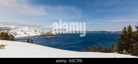 Wizard Island in Crater Lake Nationalpark in Oregon Frühjahr mit etwas Schnee vom winter Stockfoto