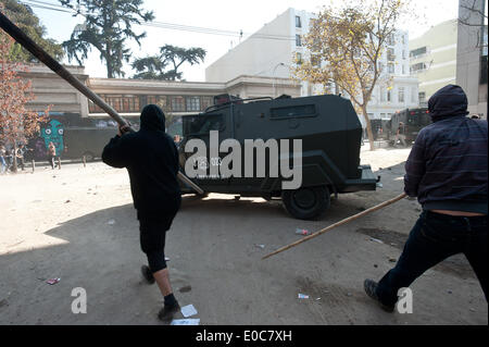 Santiago, Chile. 8. Mai 2014. Studenten Zusammenstoß mit Anti-Aufstand Polizisten während einer Demonstration in Santiago de Chile, Hauptstadt von Chile, am 8. Mai 2014. Studenten forderten ihre direkte Beteiligung an der Education Reform laut der lokalen Presse. Bildnachweis: Jorge Villegas/Xinhua/Alamy Live-Nachrichten Stockfoto