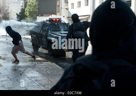 Santiago, Chile. 8. Mai 2014. Studenten Zusammenstoß mit Anti-Aufstand Polizisten während einer Demonstration in Santiago de Chile, Hauptstadt von Chile, am 8. Mai 2014. Studenten forderten ihre direkte Beteiligung an der Bildungsreform, laut der lokalen Presse. Bildnachweis: Jorge Villegas/Xinhua/Alamy Live-Nachrichten Stockfoto
