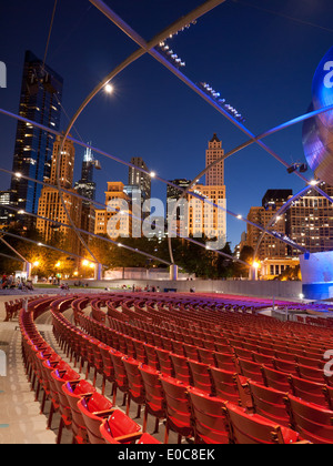 Nachtansicht der leeren Sitze von Jay Pritzker Pavilion in Chicago, Illinois. Stockfoto