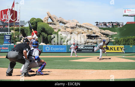 Anaheim, Kalifornien, USA. 4. Mai 2014. Yu Darvish (Rangers) MLB: Albert Pujols von den Los Angeles Angels wird von einem Pitch von Yu Darvish der Texas Rangers im fünften Inning während der Major League Baseball Game im Angel Stadium in Anaheim, California, Vereinigte Staaten von Amerika getroffen. © AFLO/Alamy Live-Nachrichten Stockfoto