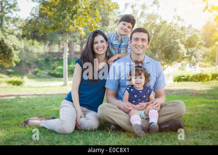 Attraktive junge gemischte Rennen im freien Familienporträt im Park. Stockfoto