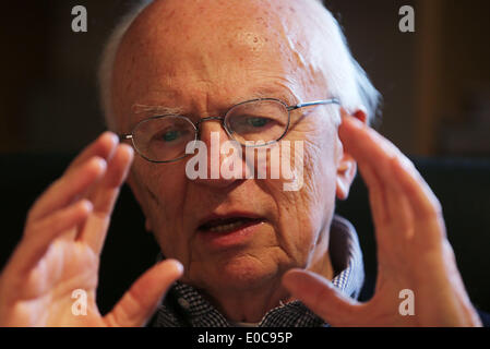 Bonn, Deutschland. 28. April 2014. Journalist und ehemaliger Generaldirektor des Westdeutschen Rundfunks (WDR), Friedrich Nowottny in seinem Haus in Swisttal bei Bonn, Deutschland, 28. April 2014 abgebildet ist. Foto: OLIVER BERG/Dpa/Alamy Live News Stockfoto