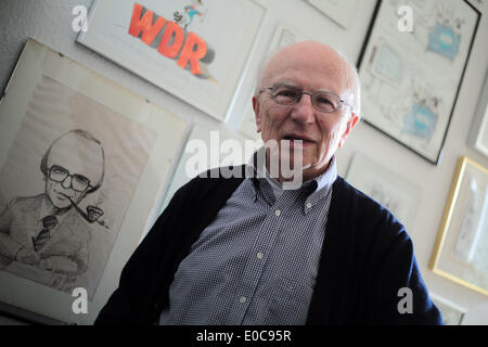 Bonn, Deutschland. 28. April 2014. Journalist und ehemaliger Generaldirektor des Westdeutschen Rundfunks (WDR), Friedrich Nowottny in seinem Haus in Swisttal bei Bonn, Deutschland, 28. April 2014 abgebildet ist. Foto: OLIVER BERG/Dpa/Alamy Live News Stockfoto