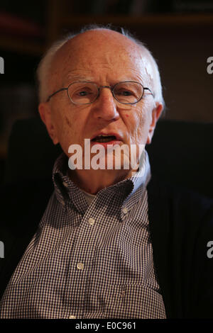 Bonn, Deutschland. 28. April 2014. Journalist und ehemaliger Generaldirektor des Westdeutschen Rundfunks (WDR), Friedrich Nowottny in seinem Haus in Swisttal bei Bonn, Deutschland, 28. April 2014 abgebildet ist. Foto: OLIVER BERG/Dpa/Alamy Live News Stockfoto