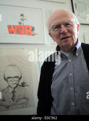 Bonn, Deutschland. 28. April 2014. Journalist und ehemaliger Generaldirektor des Westdeutschen Rundfunks (WDR), Friedrich Nowottny in seinem Haus in Swisttal bei Bonn, Deutschland, 28. April 2014 abgebildet ist. Foto: OLIVER BERG/Dpa/Alamy Live News Stockfoto