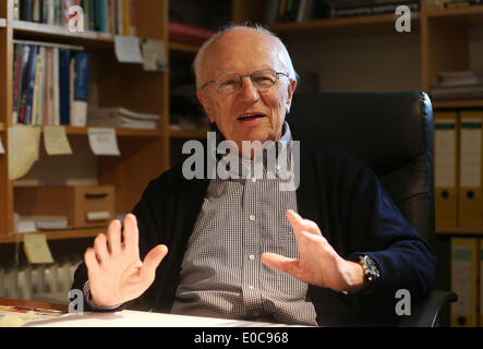 Bonn, Deutschland. 28. April 2014. Journalist und ehemaliger Generaldirektor des Westdeutschen Rundfunks (WDR), Friedrich Nowottny in seinem Haus in Swisttal bei Bonn, Deutschland, 28. April 2014 abgebildet ist. Foto: OLIVER BERG/Dpa/Alamy Live News Stockfoto