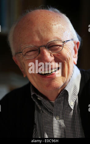 Bonn, Deutschland. 28. April 2014. Journalist und ehemaliger Generaldirektor des Westdeutschen Rundfunks (WDR), Friedrich Nowottny in seinem Haus in Swisttal bei Bonn, Deutschland, 28. April 2014 abgebildet ist. Foto: OLIVER BERG/Dpa/Alamy Live News Stockfoto