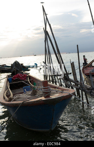 Angelboot/Fischerboot im Meer, Thailand Stockfoto