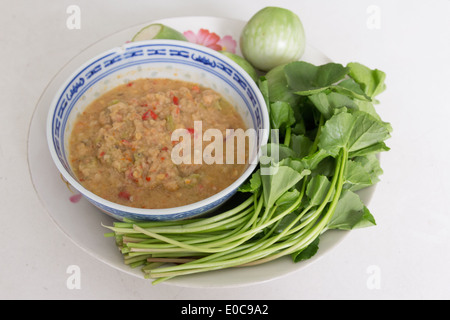 Gebratene Makrele mit Garnelen paste Sauce mit Gemüse Stockfoto