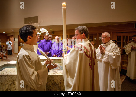 Die Pfarrer von St. Timothy katholische Kirche, Laguna Niguel, CA, bereitet sich auf eine Gruppe von Katechumenen oder Menschen, die Katholiken zu taufen. Hinweis Taufbecken. Stockfoto