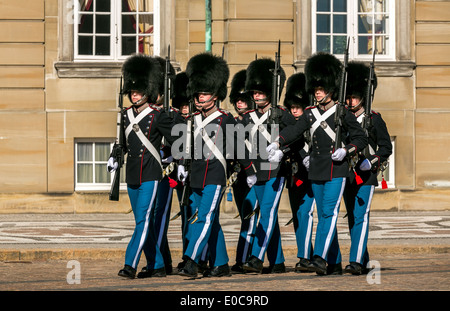 Königliche Leibgarde vor Amalienborg Palast, Kopenhagen, Dänemark Stockfoto