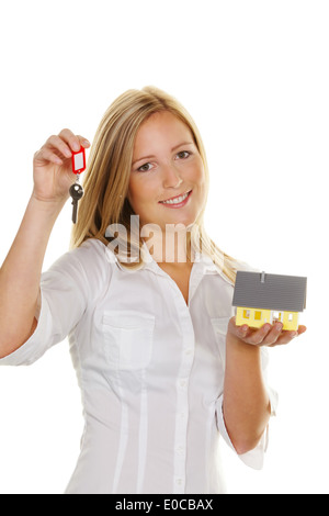 Eine junge Frau mit einem Modell Haus und Wohnung Schlüssel., Eine Junge Frau Mit Einem Modell Haus Und Wohnungsschluessel. Stockfoto