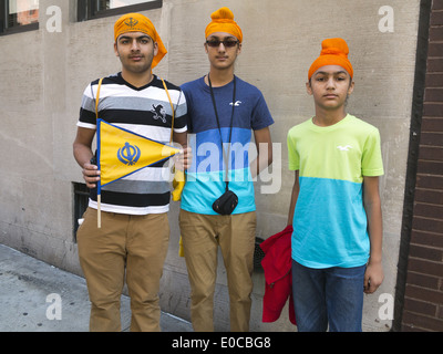 Die 27. jährliche Sikh Day Parade auf der Madison Avenue in New York City. Junger Mann Betrieb Sikh Flagge und Freunde. Stockfoto