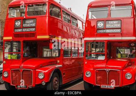 Rote Route Master Busse auf der Schiene Ersatz Pflicht in der Baker Street London England Großbritannien Stockfoto