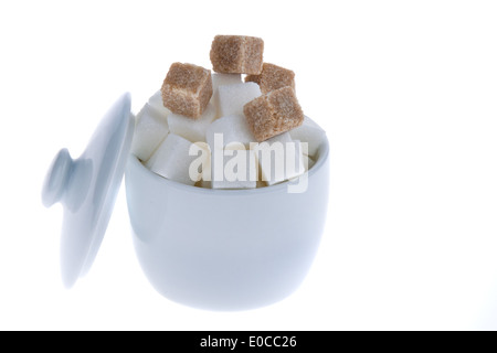 Weißer und brauner Zucker. Schädigende Lebensmittel mit Kohlenhydraten, Weisser Und Brauner Zucker. Ungesunde Ernaehrung Mit Kohlehydraten Stockfoto