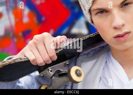 Eine coole junge Mann vor Graffiti, Ein cooles Blickender Jugendlicher Mann Vor Graffiti Stockfoto