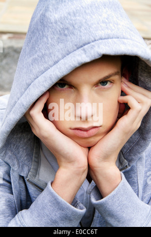 Eine coole junge Mann vor Graffiti, Ein cooles Blickender Jugendlicher Mann Vor Graffiti Stockfoto