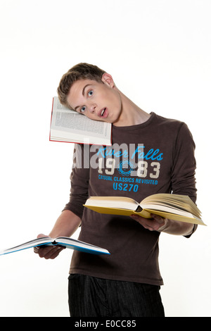 Ein junger Student mit lernen mit Büchern, Ein Junger Schüler Beim Lernen Mit Buechern Stockfoto