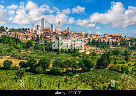 Die mittelalterliche Stadt San Gimignano in der Toskana, Italien. Einen Panoramablick auf die hügelige Stadt mit Türmen und schöne Wolken. Stockfoto