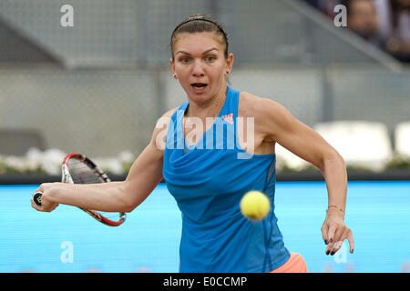 Madrid, Spanien. 8. Mai 2014. Simona Halep Rumäniens in Aktion gegen Sabine Lisicki Deutschland während Tag sechs der Mutua Madrid Open Tennis-Turnier in der Caja Magica am 8. Mai 2014 in Madrid, Spanien. (Foto von Oscar Gonzalez/NurPhoto) © Oscar Gonzalez/NurPhoto/ZUMAPRESS.com/Alamy Live-Nachrichten Stockfoto