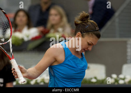 Madrid, Spanien. 8. Mai 2014. Simona Halep Rumäniens in Aktion gegen Sabine Lisicki Deutschland während Tag sechs der Mutua Madrid Open Tennis-Turnier in der Caja Magica am 8. Mai 2014 in Madrid, Spanien. (Foto von Oscar Gonzalez/NurPhoto) © Oscar Gonzalez/NurPhoto/ZUMAPRESS.com/Alamy Live-Nachrichten Stockfoto