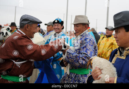 Sunite richtige Banner, der chinesischen autonomen Region Innere Mongolei. 9. Mai 2014. Ein Ältester schmiert Butter auf dem Kopf eines Lammes während der Prairie-Pearl-Festival in Sunite rechts Banner, Nord-China autonomen Region Innere Mongolei, 9. Mai 2014. Hirten hier haben eine Tradition zum Austausch von Erfahrungen in der Fütterung von Nutztieren und wählen das beste Lammfleisch während des Prairie-Pearl-Festivals. Bildnachweis: Shao Kun/Xinhua/Alamy Live-Nachrichten Stockfoto