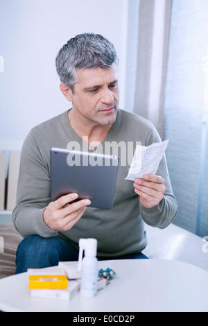 Einnahme von Medikamenten Mann Stockfoto