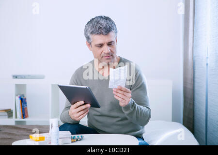 Einnahme von Medikamenten Mann Stockfoto