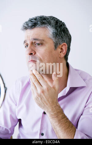 Mann mit Spiegel Stockfoto