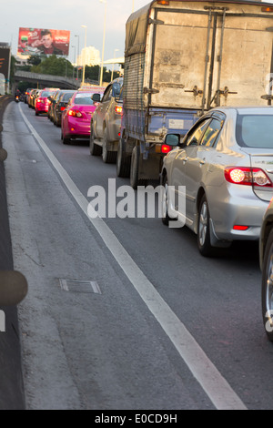 BANGKOK - langsam Juli 14:Traffic an einer befahrenen Straße am 14. Juli 2013 in Bangkok, Thailand. Stockfoto