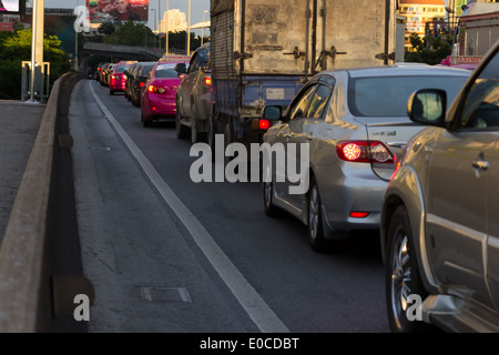 BANGKOK - langsam Juli 14:Traffic an einer befahrenen Straße am 14. Juli 2013 in Bangkok, Thailand. Stockfoto