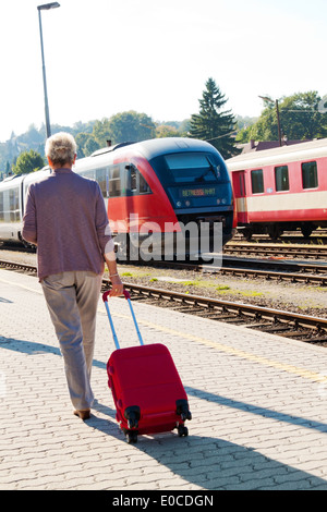 älteren vital Senioren im Bahnhof Stockfoto