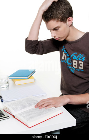 Ein junger Student mit lernen mit Büchern, Ein Junger Schüler Beim Lernen Mit Buechern Stockfoto