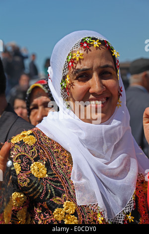 Kurdische Frau in Tracht auf dem Newroz Festival des neuen Jahres im Frühling Äquinoktikum, Diyarbakir, Süd-Ost Türkei Stockfoto