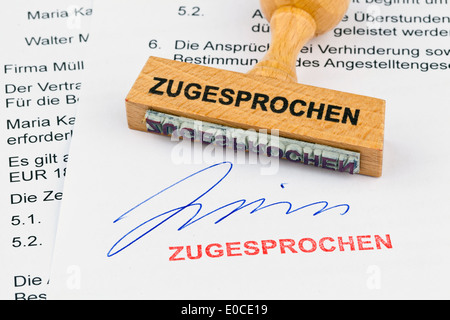 Eine Briefmarke aus Holz liegt an einem Dokument. Label ausgezeichnet, Ein Stempel aus Holz Liegt Auf Einem Linksklick. Aufschrift Zugesprochen Stockfoto