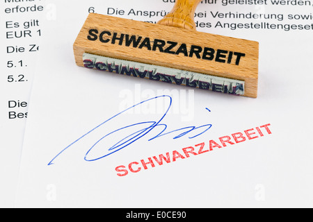 Eine Briefmarke aus Holz liegt an einem Dokument. Label illegale Beschäftigung, Ein Stempel aus Holz Liegt Auf Einem Linksklick. Aufschrift Schwarza Stockfoto