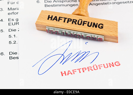 Eine Briefmarke aus Holz liegt an einem Dokument. Label Sorgerecht zu überprüfen, Ein Stempel aus Holz Liegt Auf Einem Linksklick. Aufschrift Haftpruefung Stockfoto