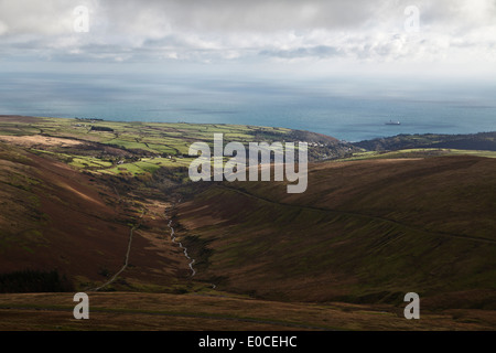 Blick vom Gipfel des Snaefell, Isle Of Man nach unten Laxey Glen Stockfoto