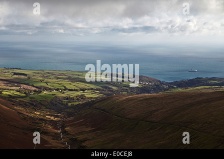 Blick vom Gipfel des Snaefell, Isle Of Man nach unten Laxey Glen Stockfoto