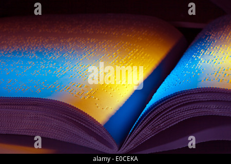 Ein Buch in Blindenschrift geschrieben. Braille-Schrift für blinde Menschen., Ein Buch in Blindenschrift Geschrieben zu schreiben. Braille-Schrift Fuer blinde Stockfoto