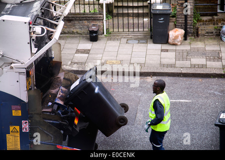 Mülltonnen-Sammlung auf London Wohnstraße - Clapham - London UK Stockfoto