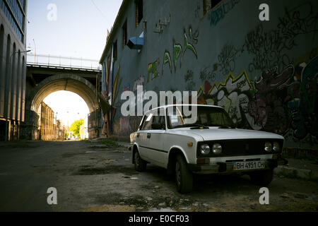 Odessa, Ukraine. 9. Mai 2014. Ukraine - Odessa - Alltag - A-Car in einer verlassenen Straße, Odessa, Ukraine, Donnerstag, 8 Mai, 2014. (Zacharie Scheurer) © Zacharie Scheurer/NurPhoto/ZUMAPRESS.com/Alamy Live-Nachrichten Stockfoto